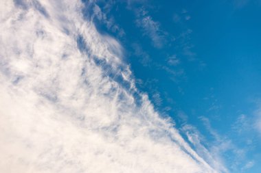 Beyaz bulutlu mavi gökyüzü