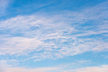 Beyaz bulutlu mavi gökyüzü