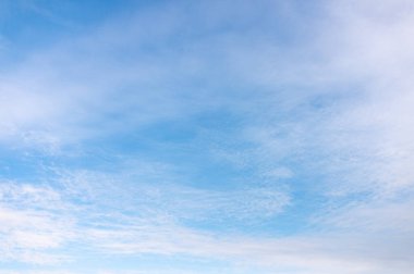 Beyaz bulutlu mavi gökyüzü