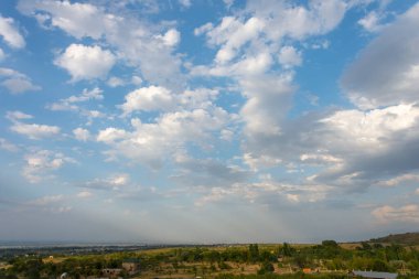 Bulutlar ile mavi gökyüzü ile kırsal manzara manzara