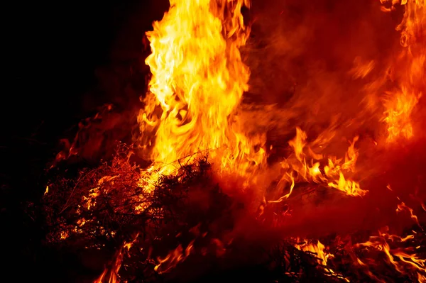 Siyah arka planda ateş alevi