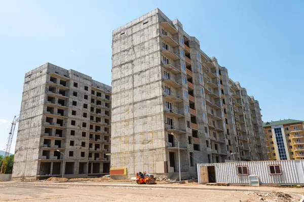 Yeni bir şehirde yeni bir gökdelen.