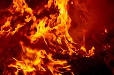 Siyah arka planda ateş alevi