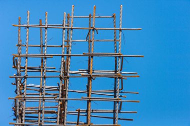 İnşaat alanında çelik inşaat demiri..