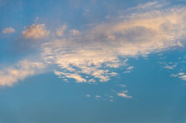 Mavi gökyüzünde güzel bulut