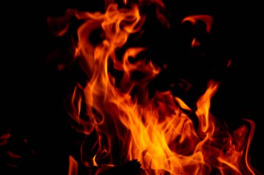 Siyah arka planda ateş alevi