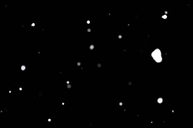 Kar fırtınası doku. Siyah arka plan, ışıkları bokeh vurdu kar taneleri havada uçan