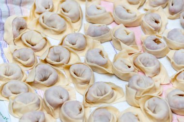 Ev yapımı hamur tatlısı yapma süreci. Tahtada çiğ ev yapımı hamur tatlısı. Kalıplı hamur işleri