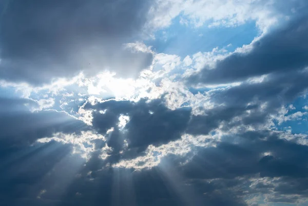 Mavi gökyüzü bulutlu gün batımı sırasında