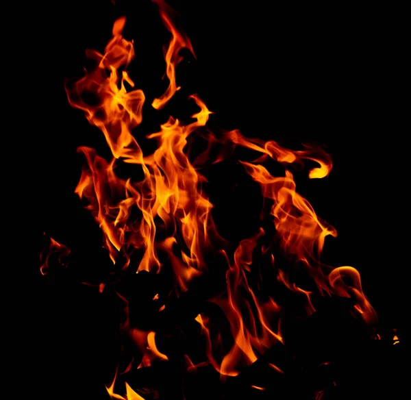 Siyah arka planda ateş alevi