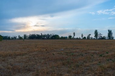 Bulutlar ile mavi gökyüzü ile kırsal manzara manzara