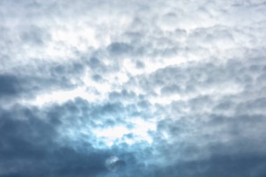 Mavi gökyüzünde güzel bulut