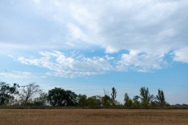 Bulutlar ile mavi gökyüzü ile kırsal manzara manzara