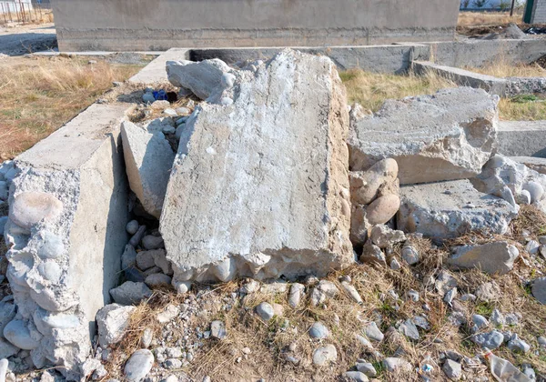 İnşaat alanındaki beton temeli yıkılmış.