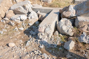 İnşaat alanındaki beton temeli yıkılmış.