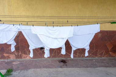 Çamaşır yıkadıktan sonra kurur.