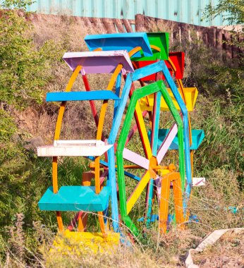 Tahta türbin tekerleği pompalanıyor