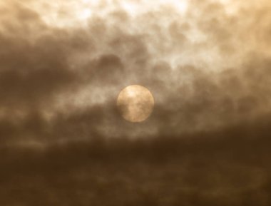 Güneş ve güzel bulut mavi gökyüzünde gün batımında