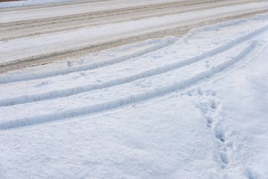 Ufukta kar altında tekerlek izleri