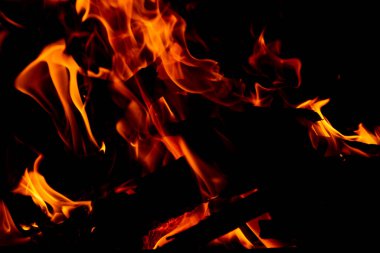 Siyah arka planda ateş alevi