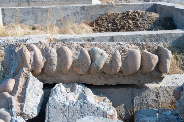 İnşaat alanındaki beton temeli yıkılmış.