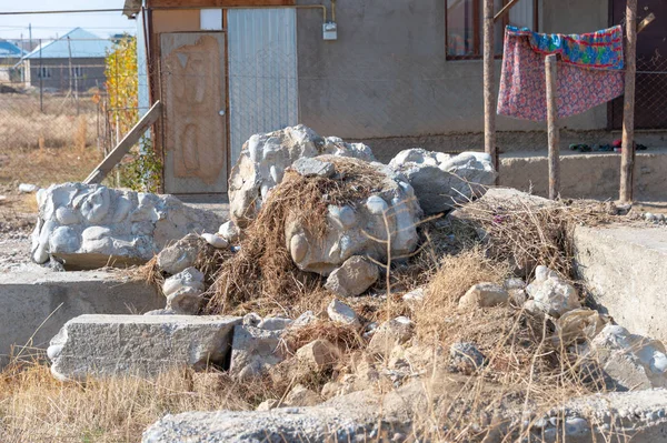 İnşaat alanındaki beton temeli yıkılmış.