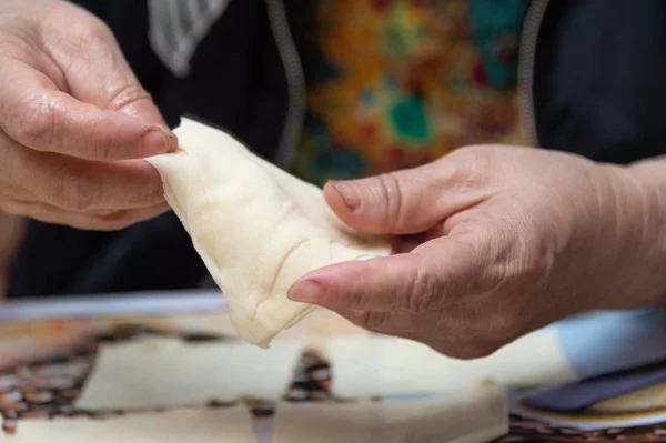 Ev yapımı hamur tatlısı yapma süreci. Tahtada çiğ ev yapımı hamur tatlısı. Kalıplı hamur işleri