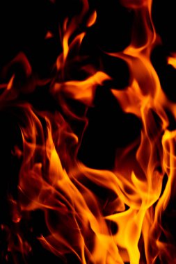 Siyah arka planda ateş alevi
