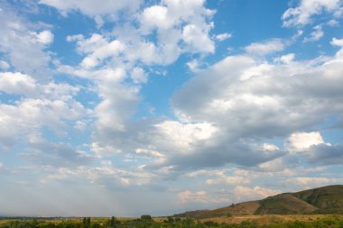Bulutlar ile mavi gökyüzü ile kırsal manzara manzara