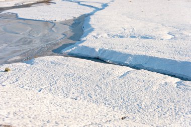 Bir açık kış gününde donmuş göl