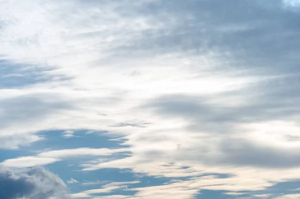 Mavi gökyüzünde güzel bulut