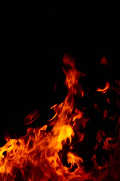 Siyah arka planda ateş alevi