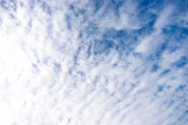 Bulutlu mavi gökyüzü