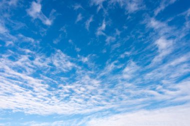 Bulutlu mavi gökyüzü