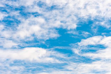 Bulutlu mavi gökyüzü