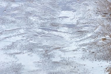 Yağmur mevsiminde yere yağmur yağar