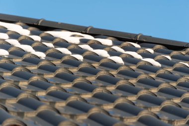 Evlerin çatısında kar var.