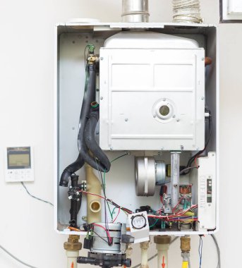 İşçi evde merkezi gaz ısıtıcısı kurmuş.