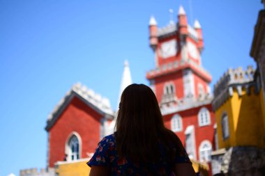 Genç kız Sintra Portekiz 'i ziyaret ediyor.