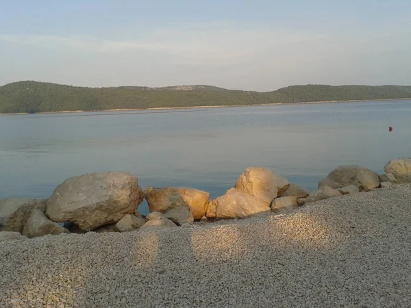 Solaris Günbatımı Hırvatistan Adriyatik Denizi Nde Bir Sahil Beldesi Planda — Stok fotoğraf