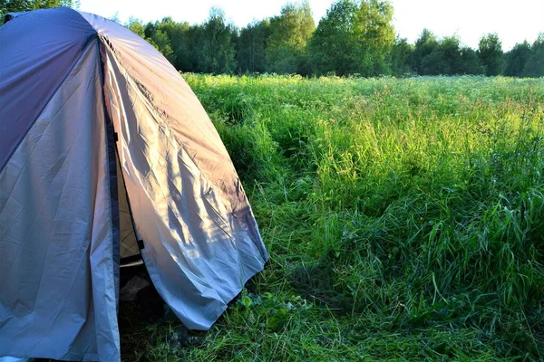 周末在森林里的帐篷里 — 图库照片