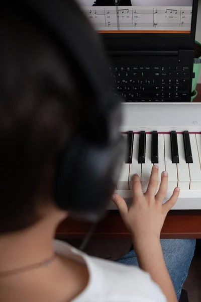어린이는 피아노치는 배운다 — 스톡 사진