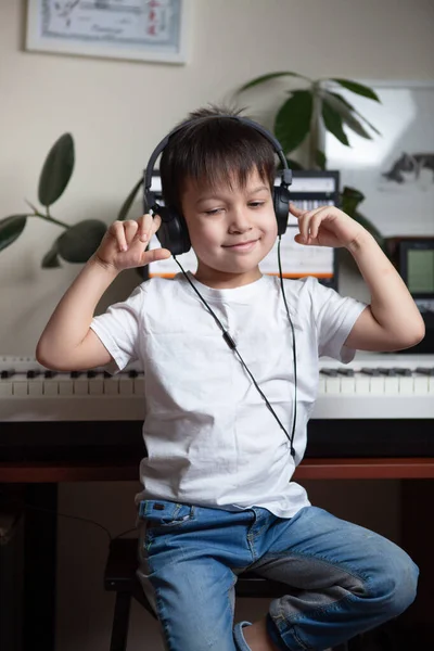 Niño Escucha Música — Foto de Stock