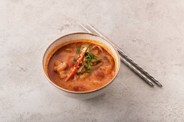 Çorba, gri arka planda Tayland çorbası.