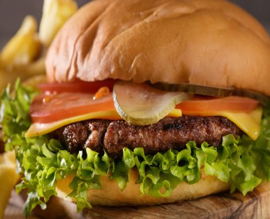 Hamburger, etli ve patatesli sulu bir burger.