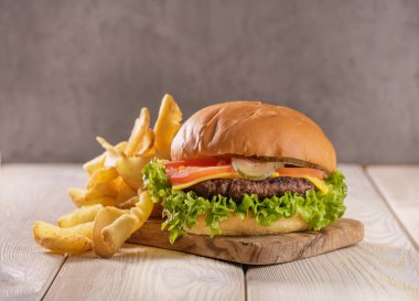 Hamburger, etli ve patatesli sulu bir burger.