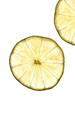 beyaz arkaplanda limon dilimi