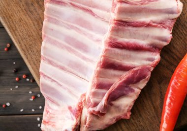 Ahşap arka planda kuzu kaburgası