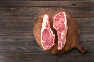 sığır eti, sığır eti ve ahşap arka plan.