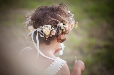 Dağınık saçlı ve çiçekli küçük bir kız. Beyaz bir elbise giyiyor ve beyaz bir çiçeğin kokusunu alıyor. Film, ABD, Illinois 'de yaz sonlarında çekilmiştir. Kız tarlada yürüyor ve çiçek topluyor..